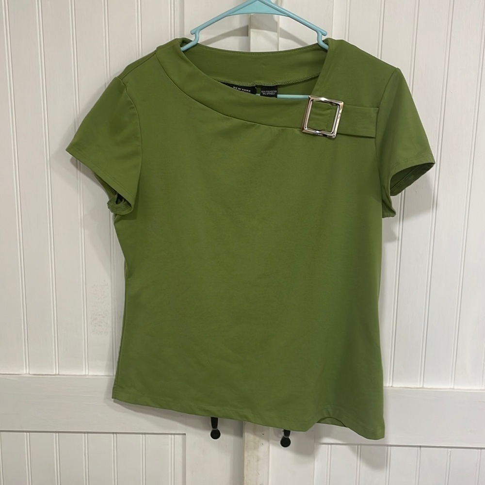 New York & Co beautiful green stretch top w/buckle accent size L (fits like M)